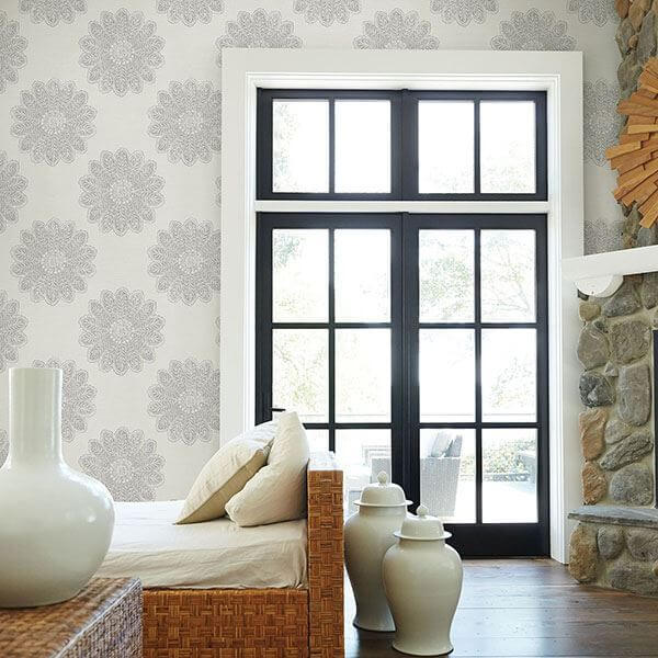 sol-light-grey-medallion-wallpaper-york-wallcoverings-2793-24747 - York Wallcoverings Papel pintado
