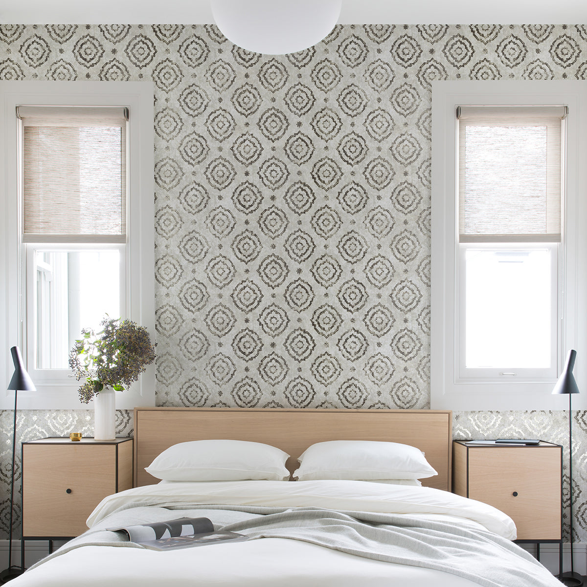 uma-platinum-star-medallion-wallpaper-york-wallcoverings-4019-86424 - York Wallcoverings Wallpaper