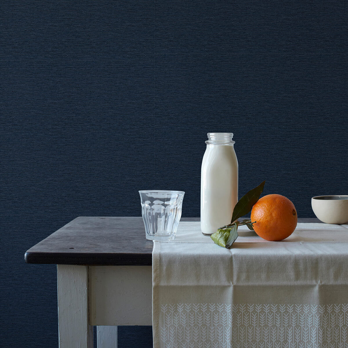 gump-navy-faux-grasscloth-wallpaper-york-wallcoverings-3123-10212 - York Wallcoverings Papel pintado