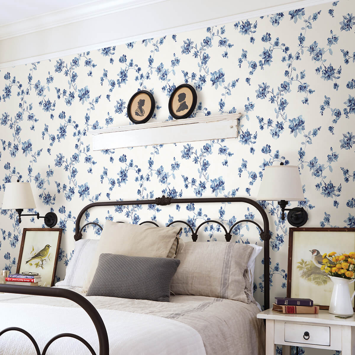 cyrus-blueberry-festive-floral-wallpaper-york-wallcoverings-3123-24481 - York Wallcoverings Papel pintado