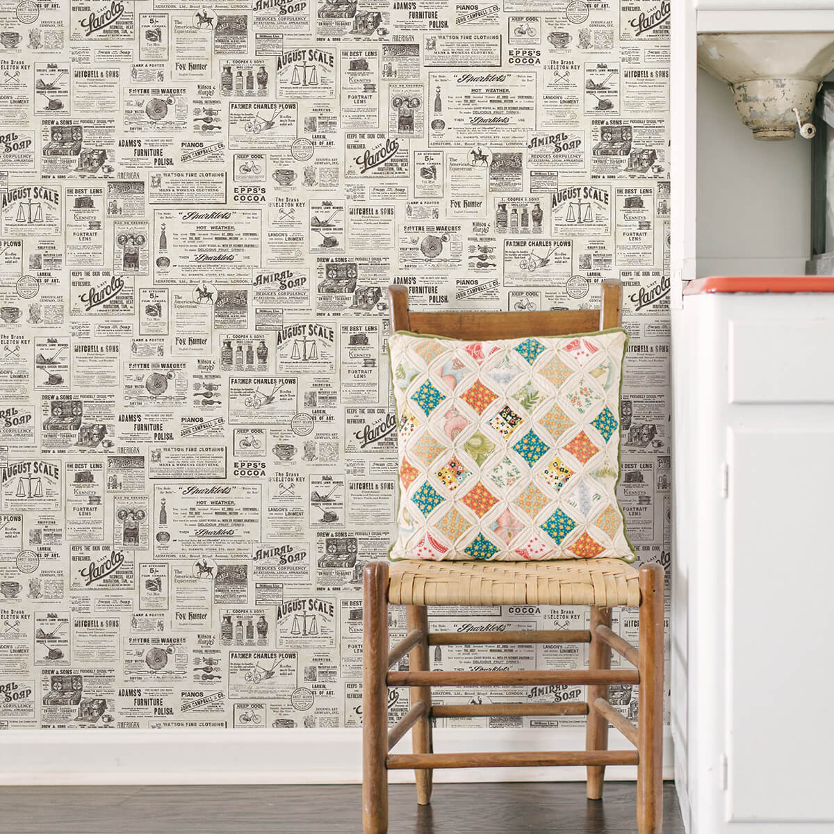 adamstown-cream-newspaper-classifieds-wallpaper-york-wallcoverings-3123-64271 - York Wallcoverings Papel pintado
