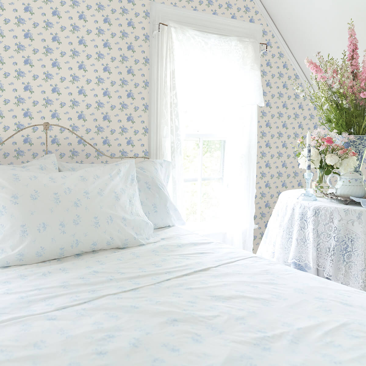 ikat-rose-blue-small-print-wallpaper-york-wallcoverings-ast4107 - York Wallcoverings Papel pintado