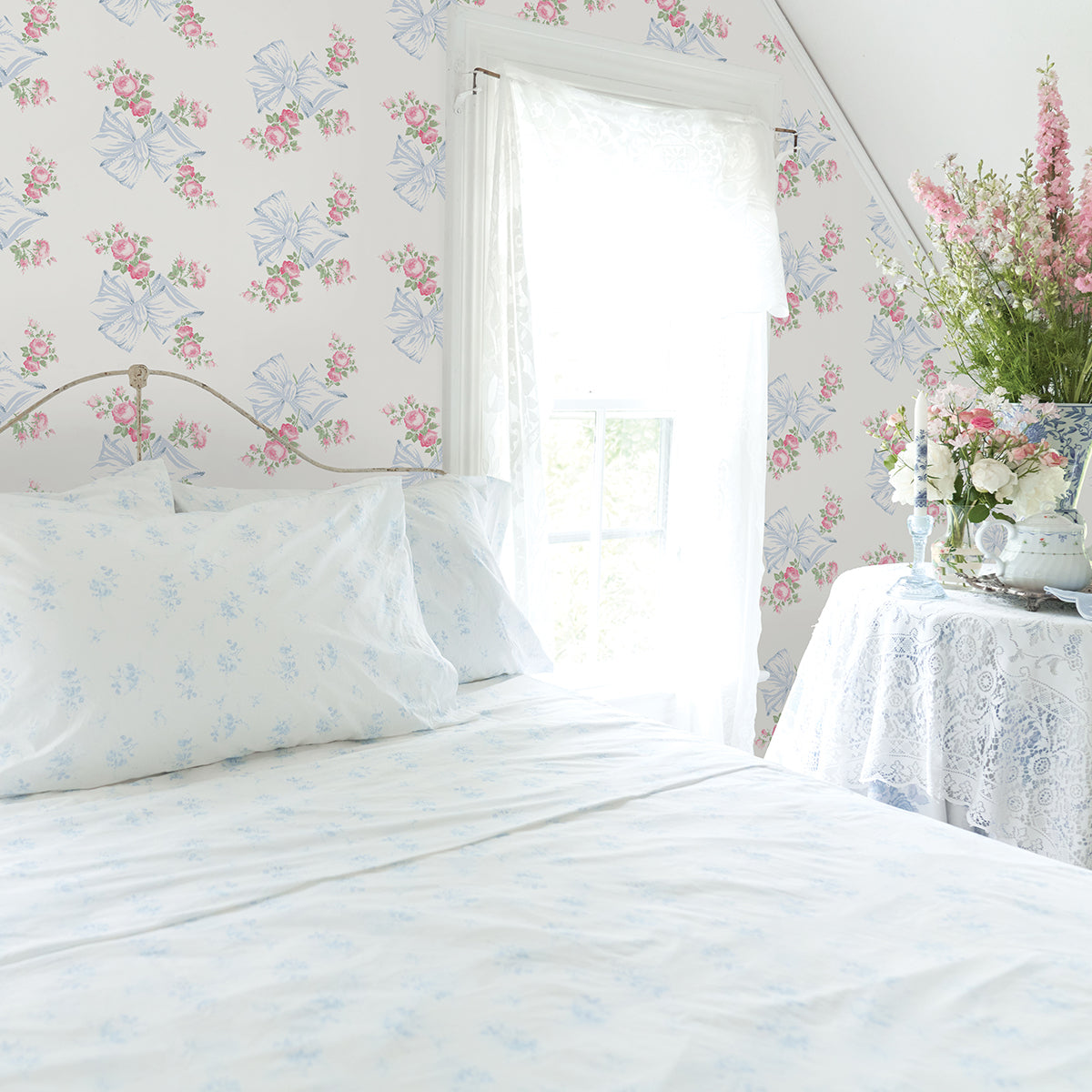 rosa-beaux-light-blue-large-bow-spot-wallpaper-york-wallcoverings-ast4113