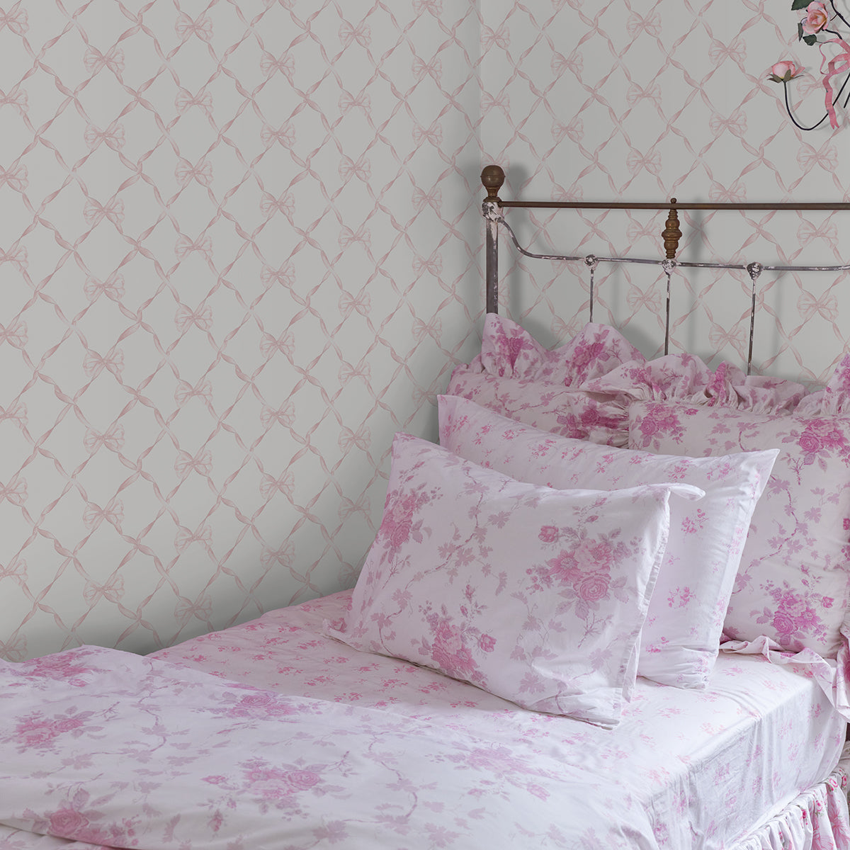 baby-bow-light-pink-ribbon-trellis-wallpaper-york-wallcoverings-ast4114