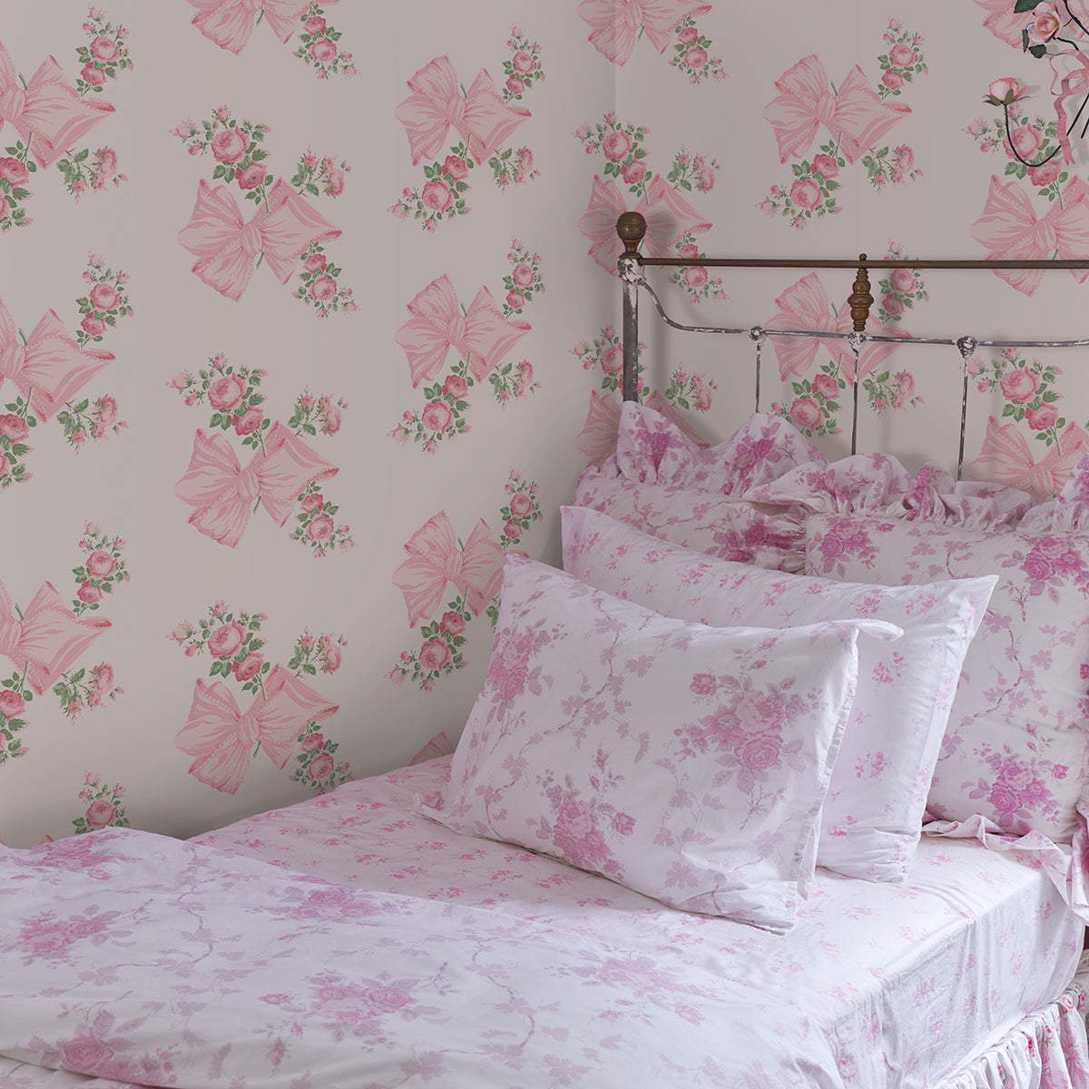 rosa-beaux-pink-large-bow-spot-wallpaper-york-wallcoverings-ast4169