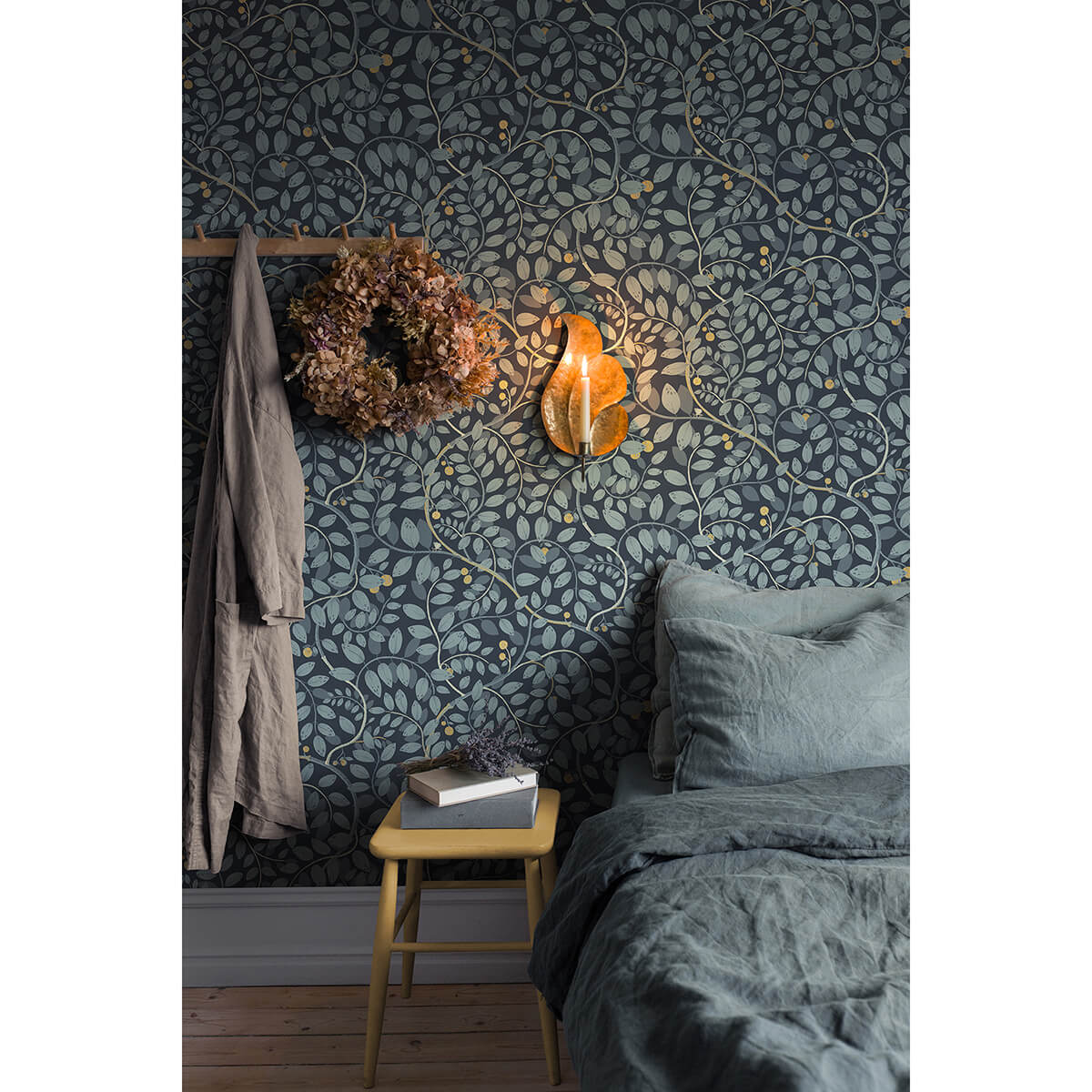 kirke-blue-leafy-vines-wallpaper-york-wallcoverings-2932-65106 - York Wallcoverings Papel pintado