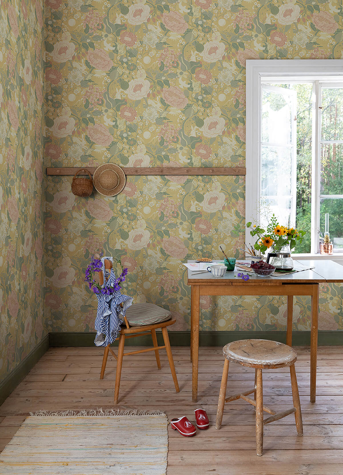 vxa-butter-rabbits-rosehips-wallpaper-york-wallcoverings-4111-63014 - York Wallcoverings Papel pintado