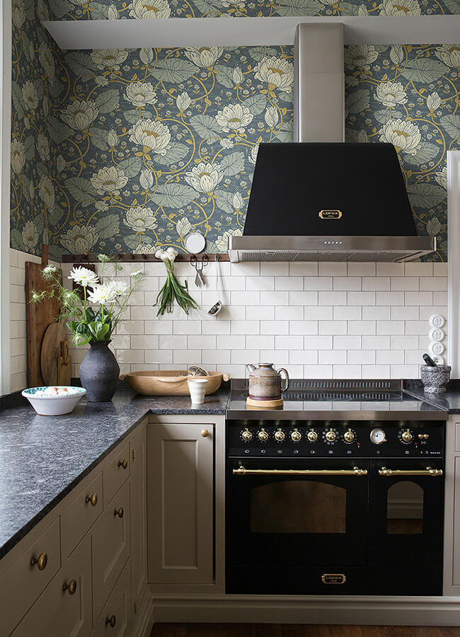 eva-blue-lotus-dreams-wallpaper-york-wallcoverings-4080-83122 - York Wallcoverings Papel pintado