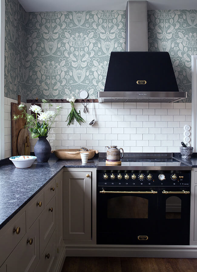 berit-blue-floral-crest-wallpaper-york-wallcoverings-4080-83129 - York Wallcoverings Papel pintado