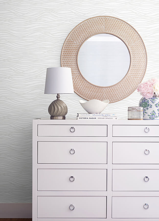 galyn-white-pearlescent-wave-wallpaper-york-wallcoverings-4121-72206 - York Wallcoverings Papel pintado