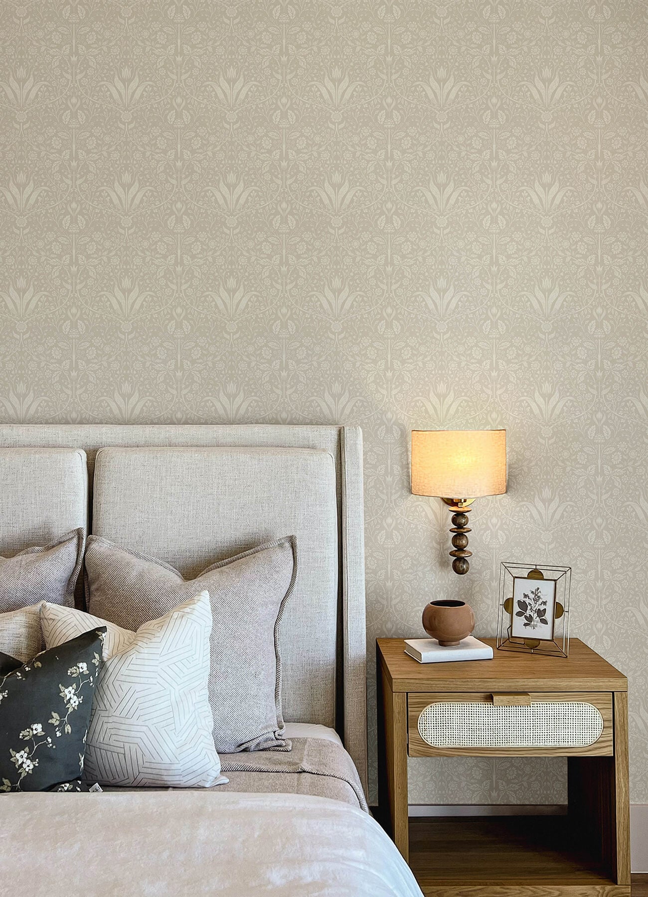 mara-beige-tulip-ogee-wallpaper-york-wallcoverings-4143-34039 - York Wallcoverings Wallpaper