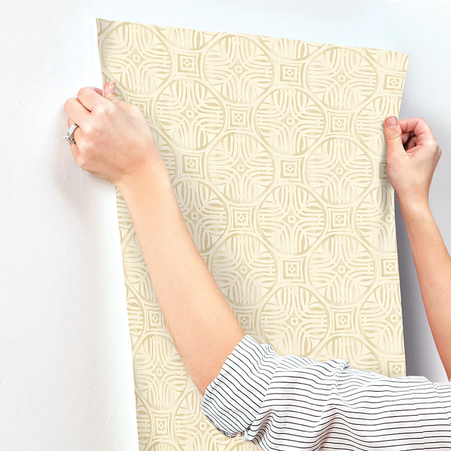 sandee-butter-medallion-wallpaper-york-wallcoverings-3125-72312 - York Wallcoverings Papel pintado