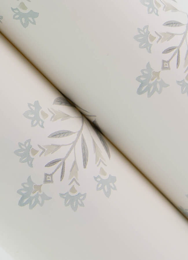 kova-blue-floral-crest-wallpaper-york-wallcoverings-3125-72347 - York Wallcoverings Papel pintado