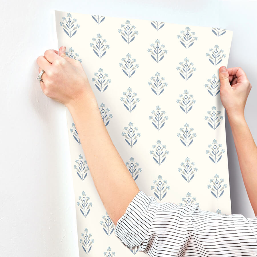 kova-blue-floral-crest-wallpaper-york-wallcoverings-3125-72347 - York Wallcoverings Papel pintado