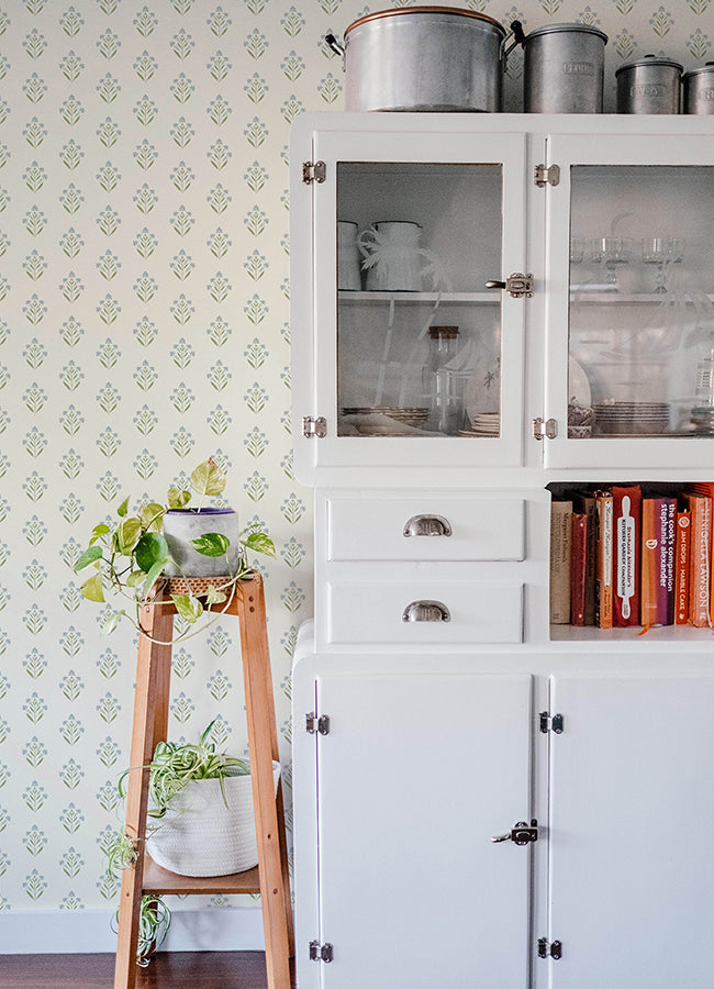 kova-aquamarine-floral-crest-wallpaper-york-wallcoverings-3125-72351 - York Wallcoverings Papel pintado