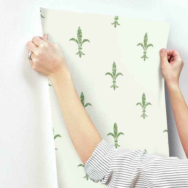 Fleur De Lis White & Green Wallpaper - York Wallcoverings - KT2194 - York Wallcoverings Papel pintado