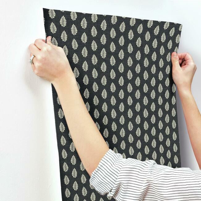 leaf-pendant-wallpaper-black-york-wallcoverings-gr5965