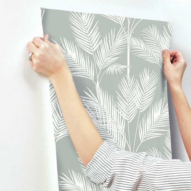 king-palm-silhouette-wallpaper-fog-york-wallcoverings-cv4412