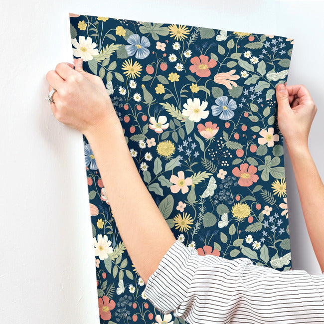 strawberry-fields-wallpaper-navy-york-wallcoverings-rp7358