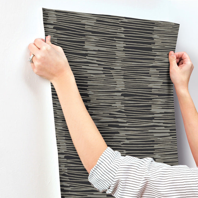 nikki-chu-water-reed-thatch-wallpaper-black-gold-york-wallcoverings-ag2095