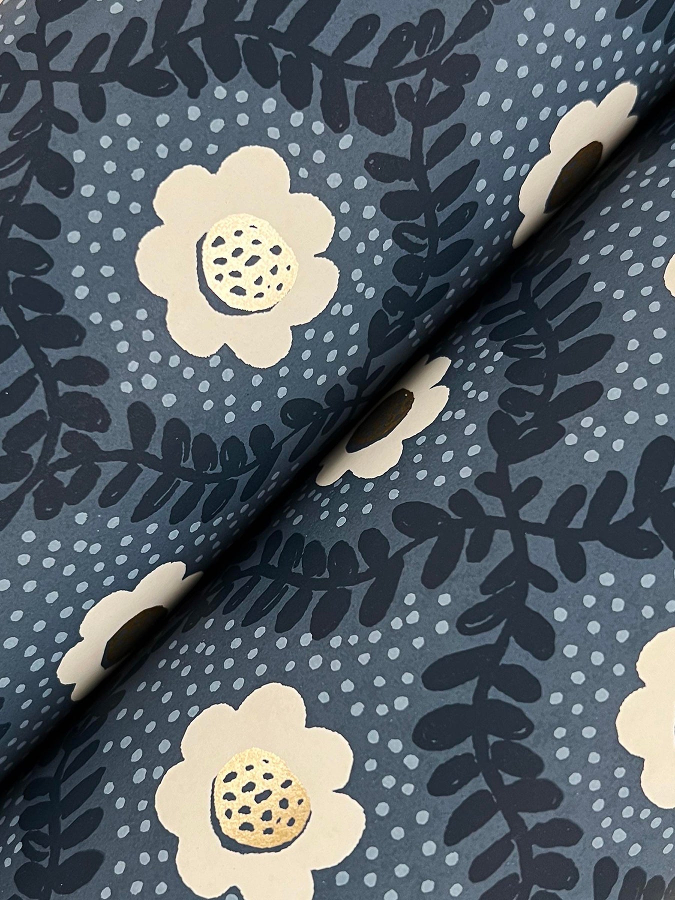 emma-wallpaper-navy-york-wallcoverings-rf7441