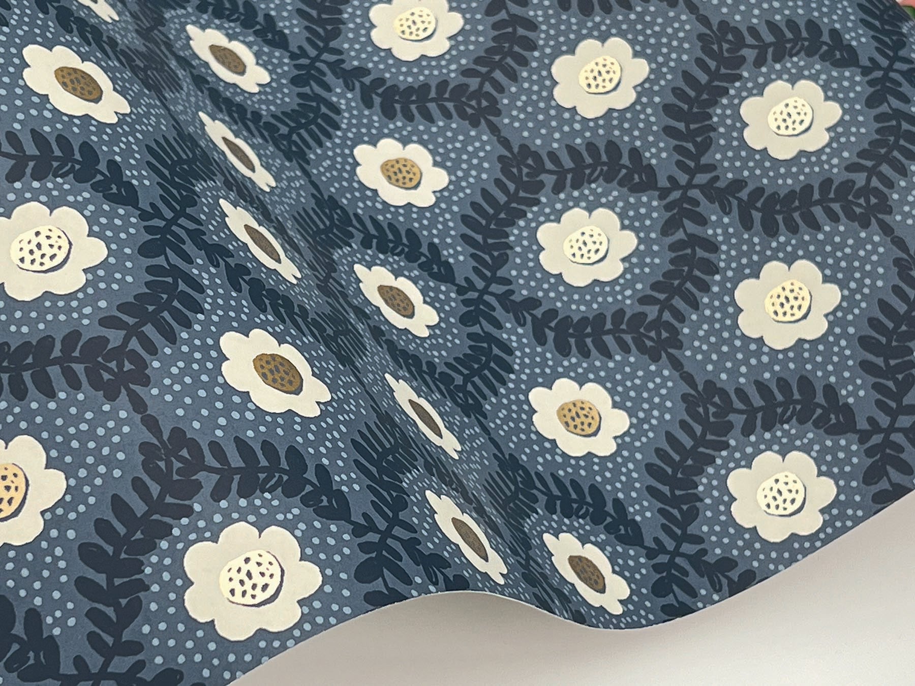 emma-wallpaper-navy-york-wallcoverings-rf7441