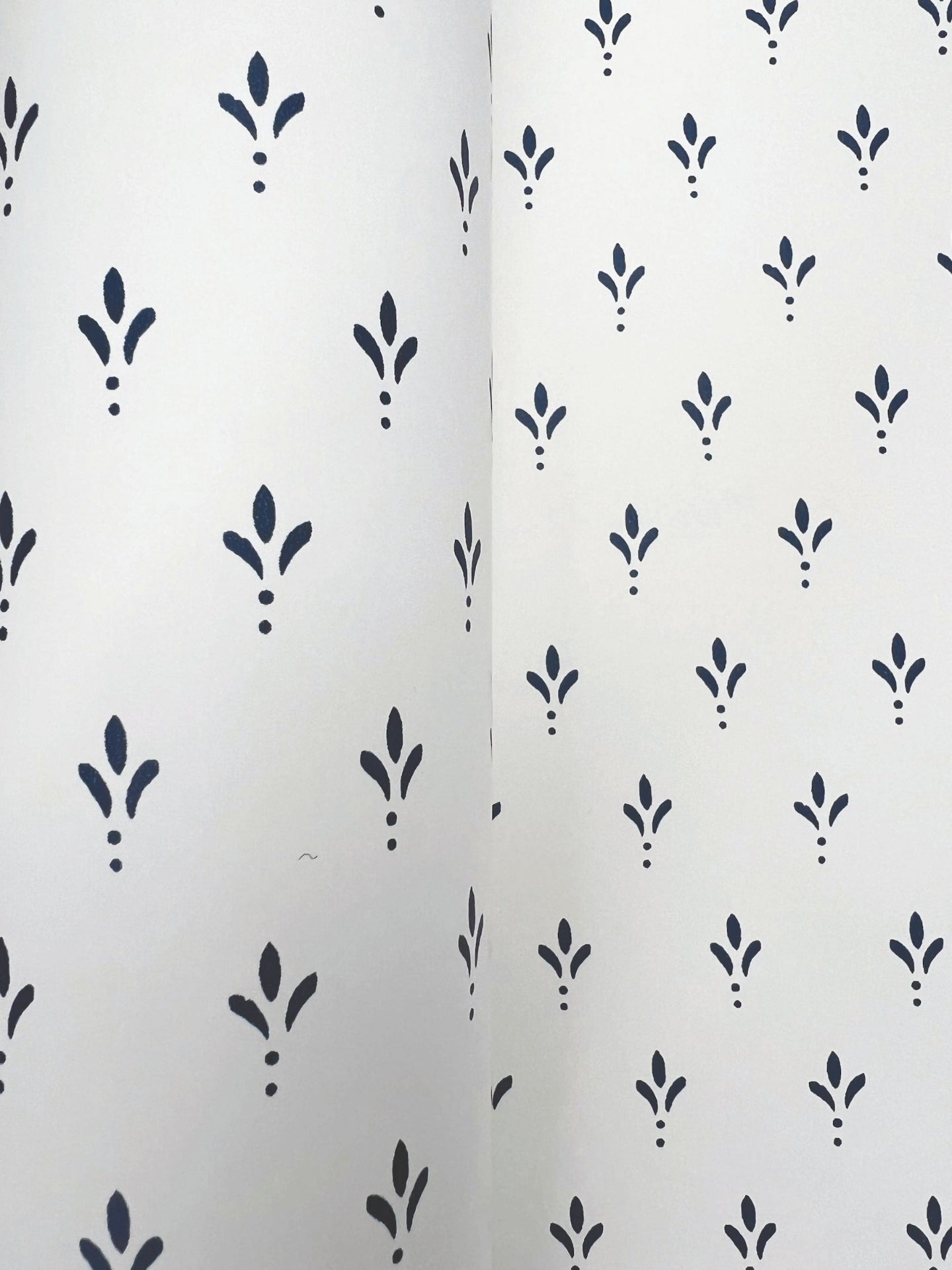charm-wallpaper-navy-on-white-york-wallcoverings-mf4772