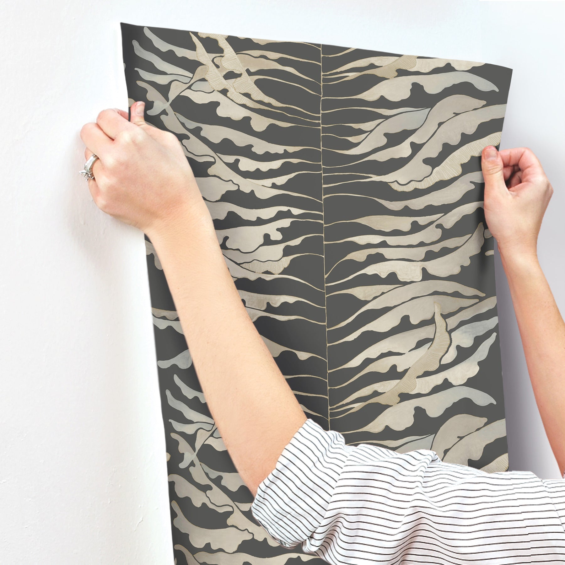 leaf-column-wallpaper-black-york-wallcoverings-fm1042