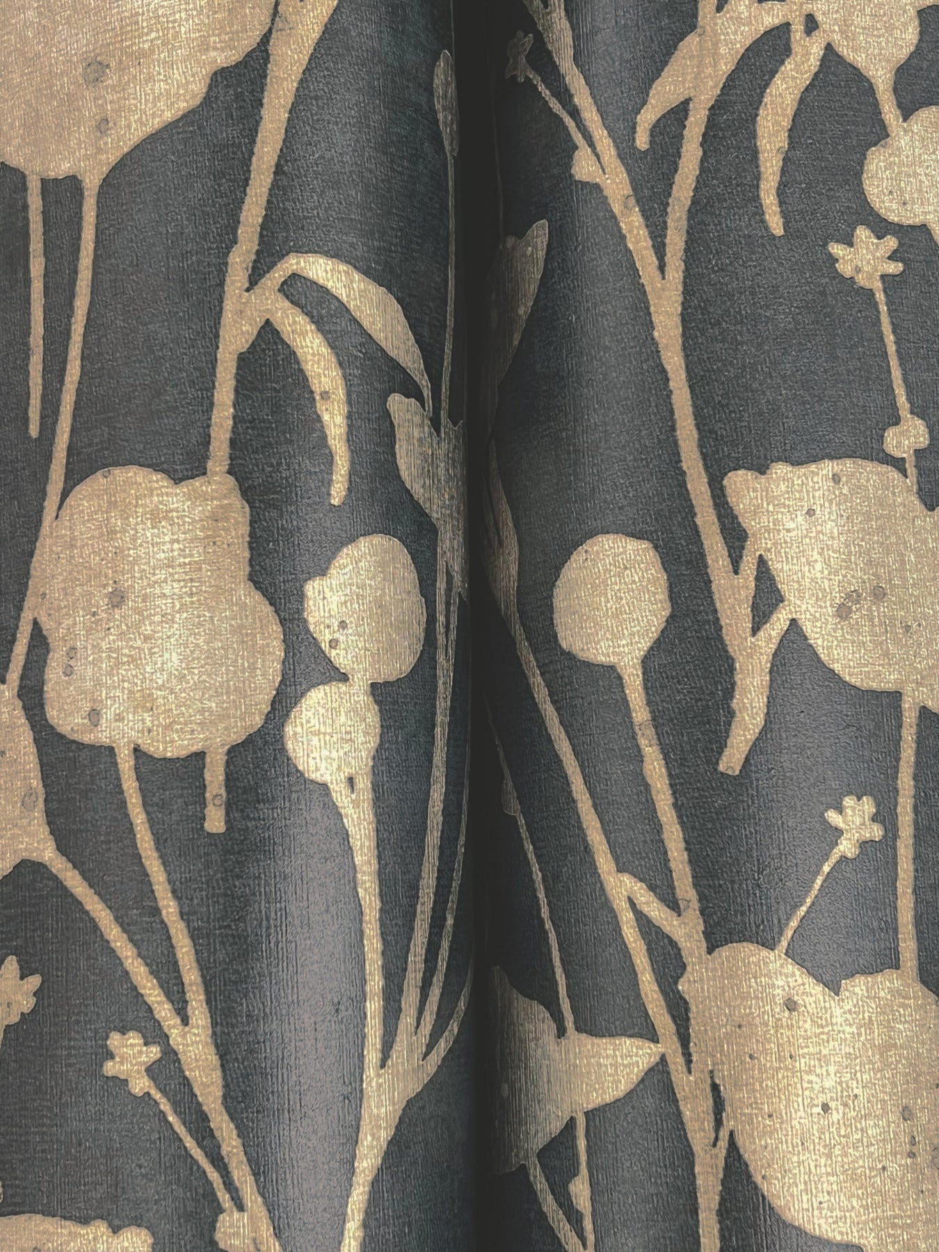 shimmering-poppies-wallpaper-black-gold-york-wallcoverings-za8066