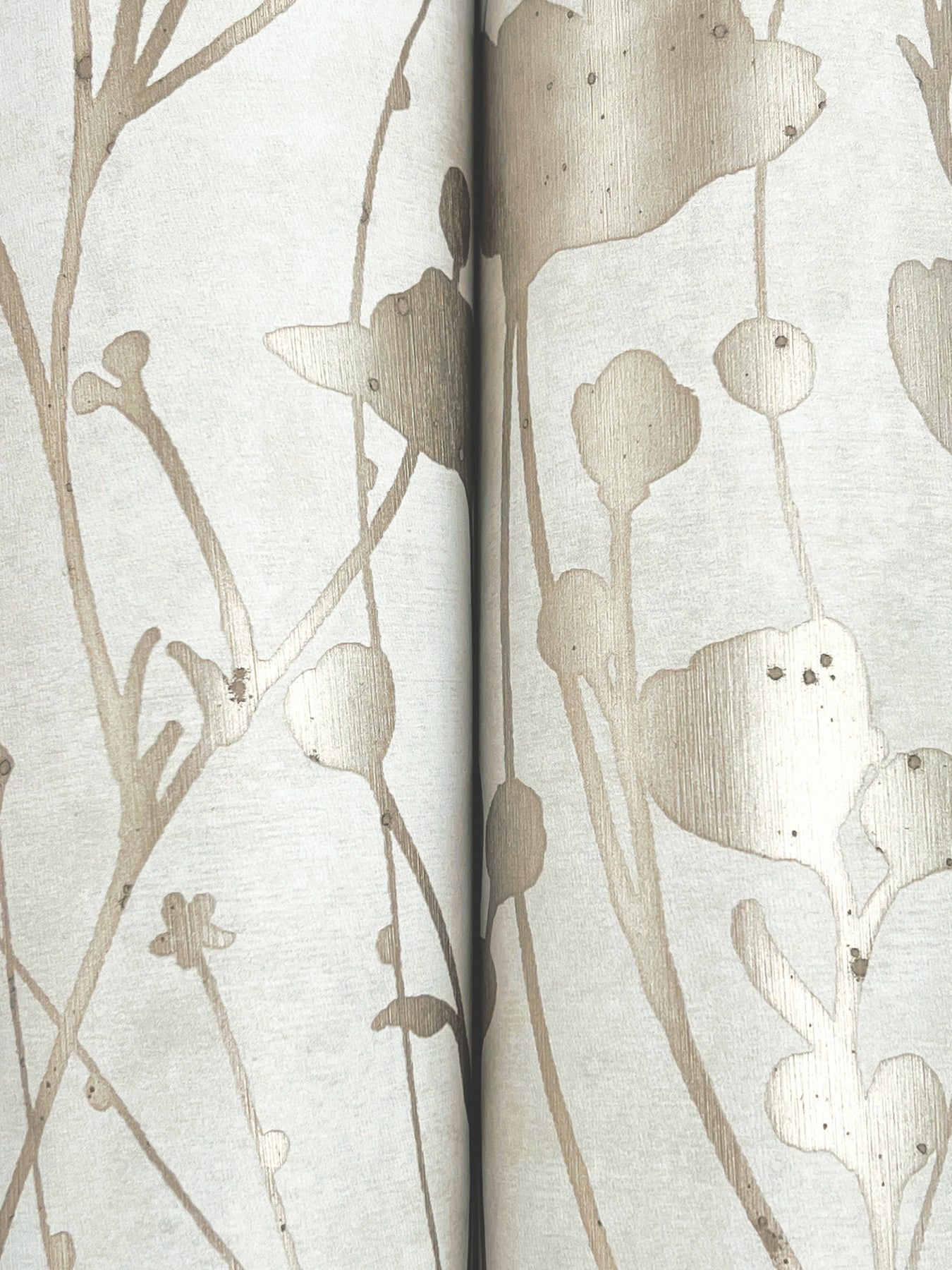 shimmering-poppies-wallpaper-white-gold-york-wallcoverings-za8069