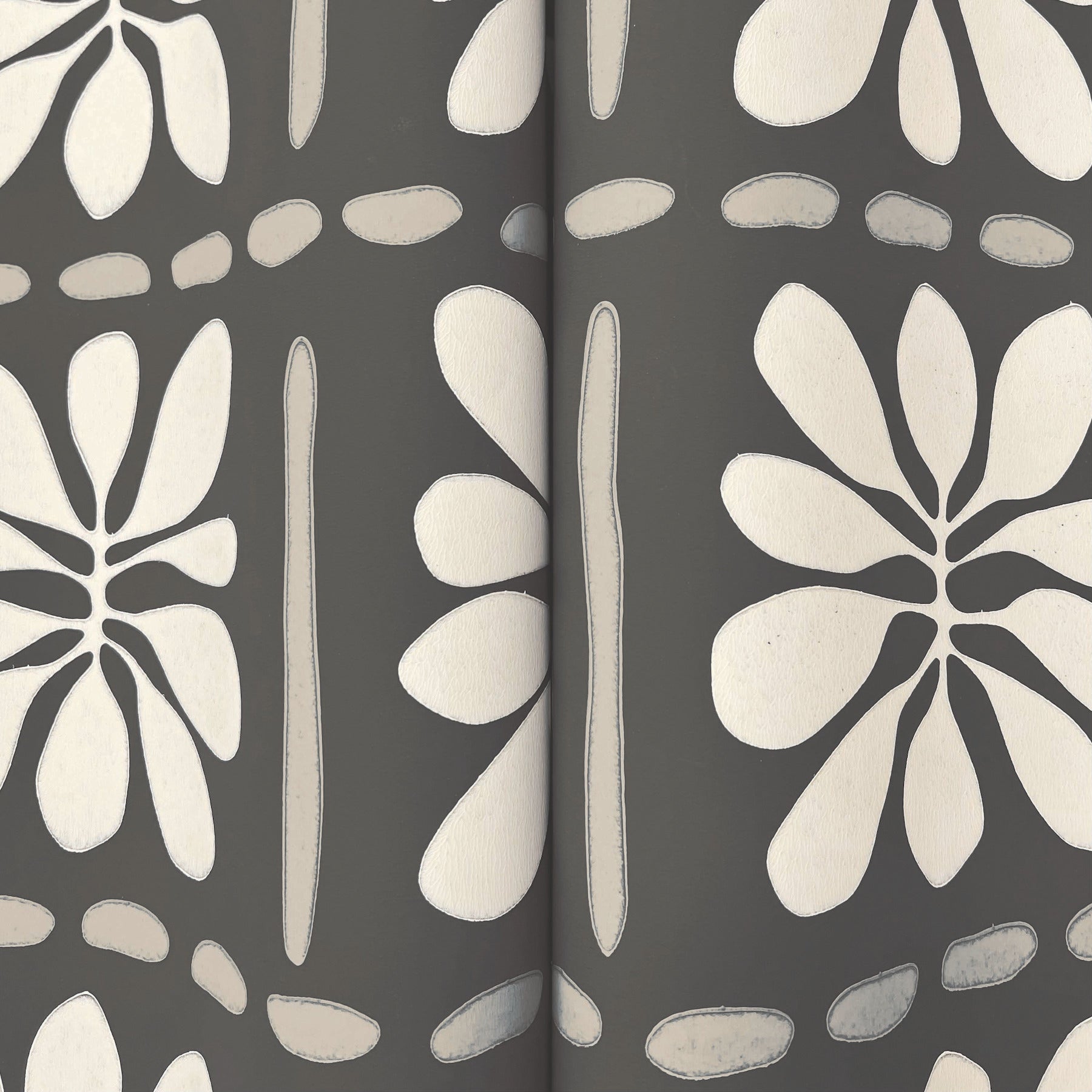 mimosa-fleur-wallpaper-carbon-black-york-wallcoverings-zm2810