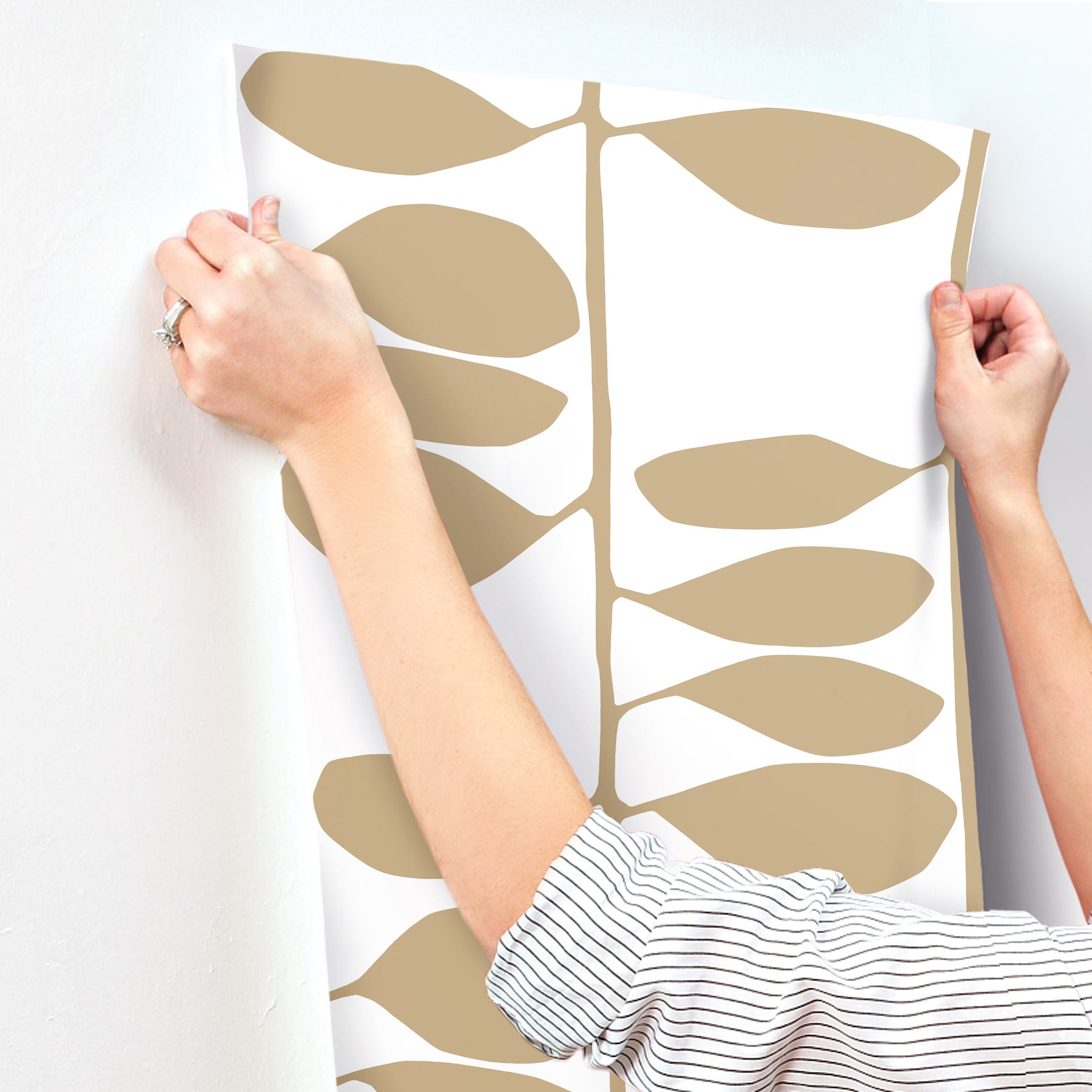 sculpted-vines-wallpaper-gold-york-wallcoverings-zm2803
