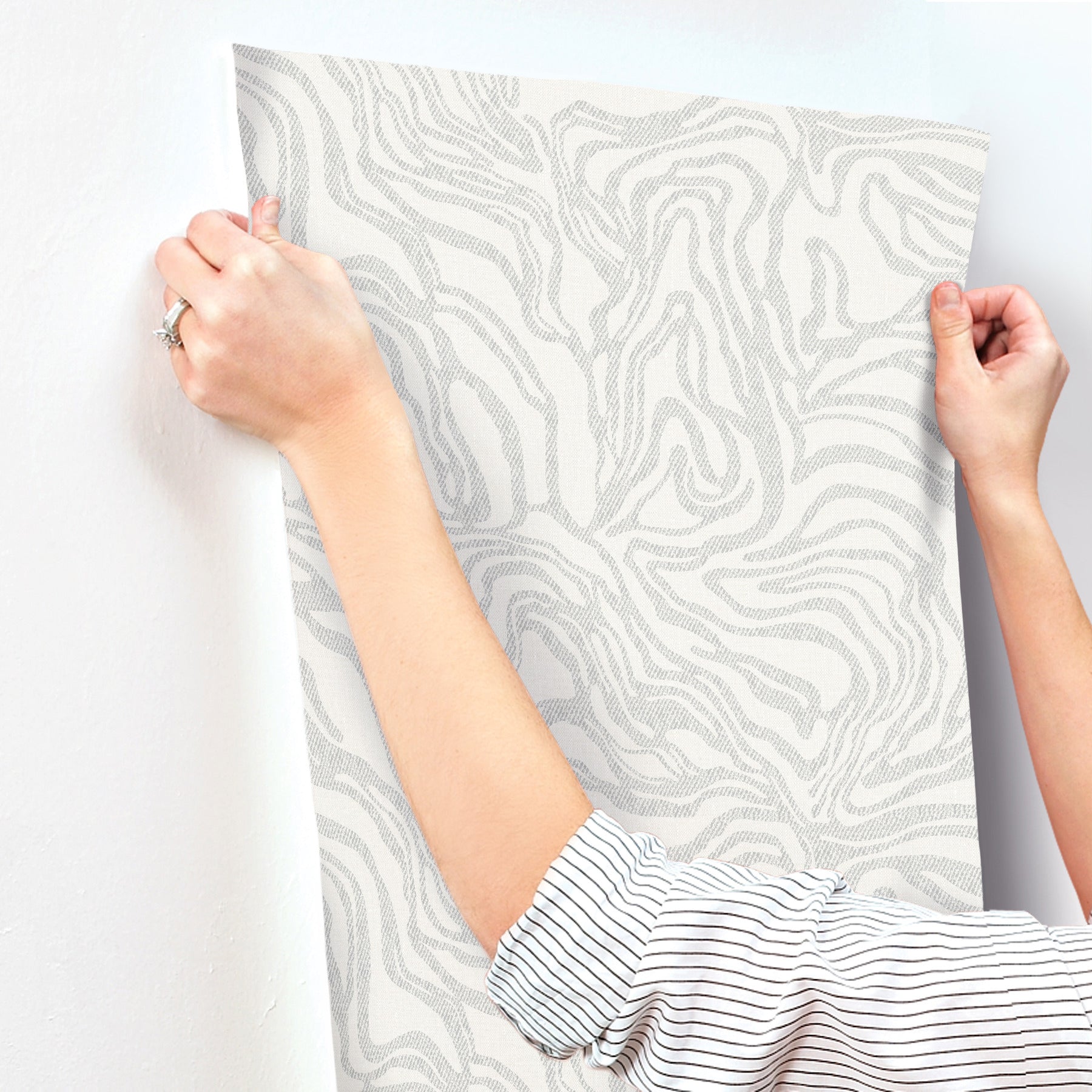 massar-silver-modern-marbled-wallpaper-york-wallcoverings-4177-27708 - York Wallcoverings Papel pintado