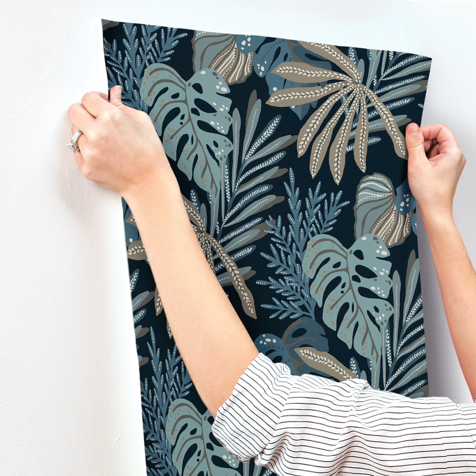alocasia-blue-tropical-foliage-wallpaper-york-wallcoverings-4177-27735 - York Wallcoverings Papel pintado