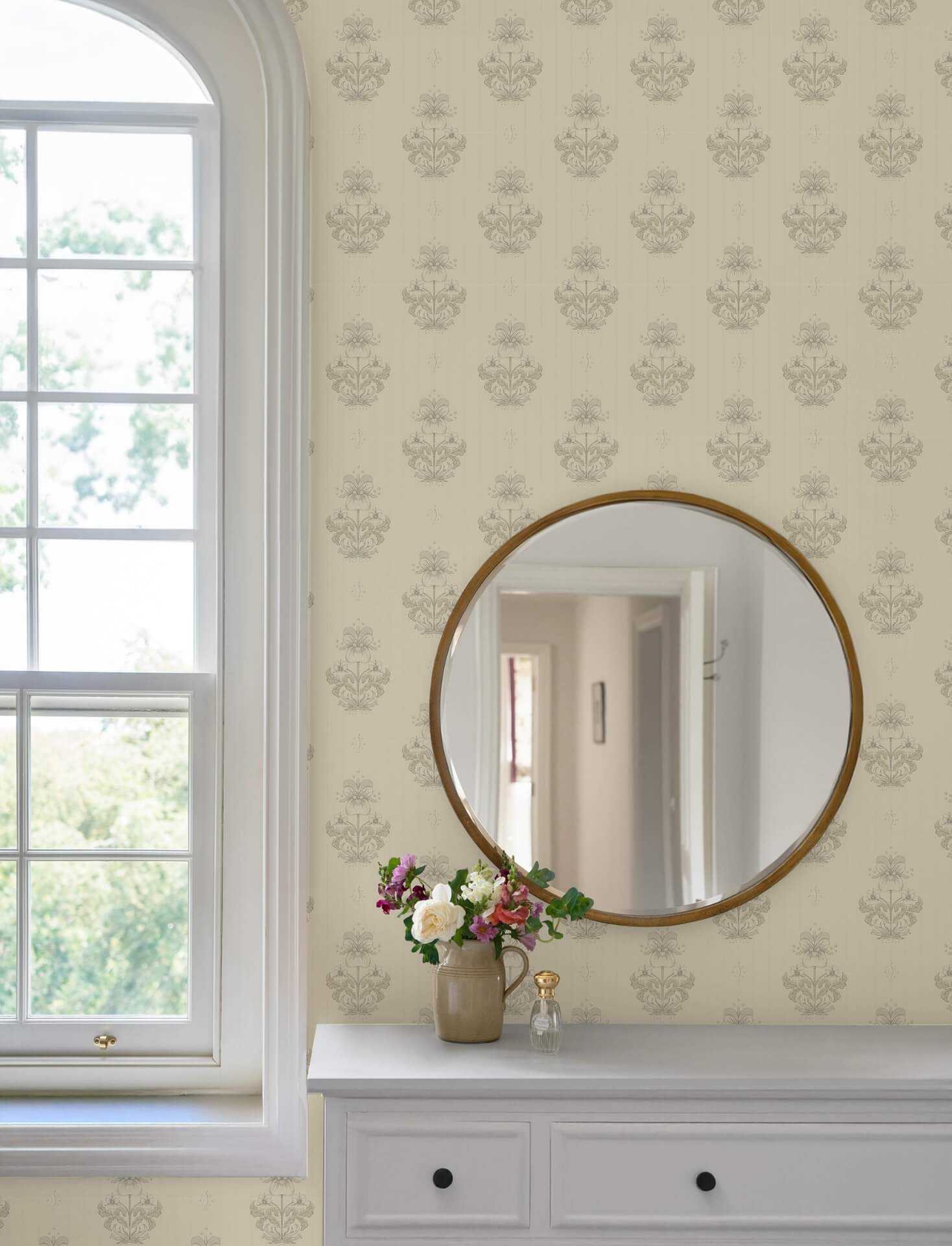 gullvie-cream-pansies-wallpaper-york-wallcoverings-4201-48006 - York Wallcoverings Papel pintado