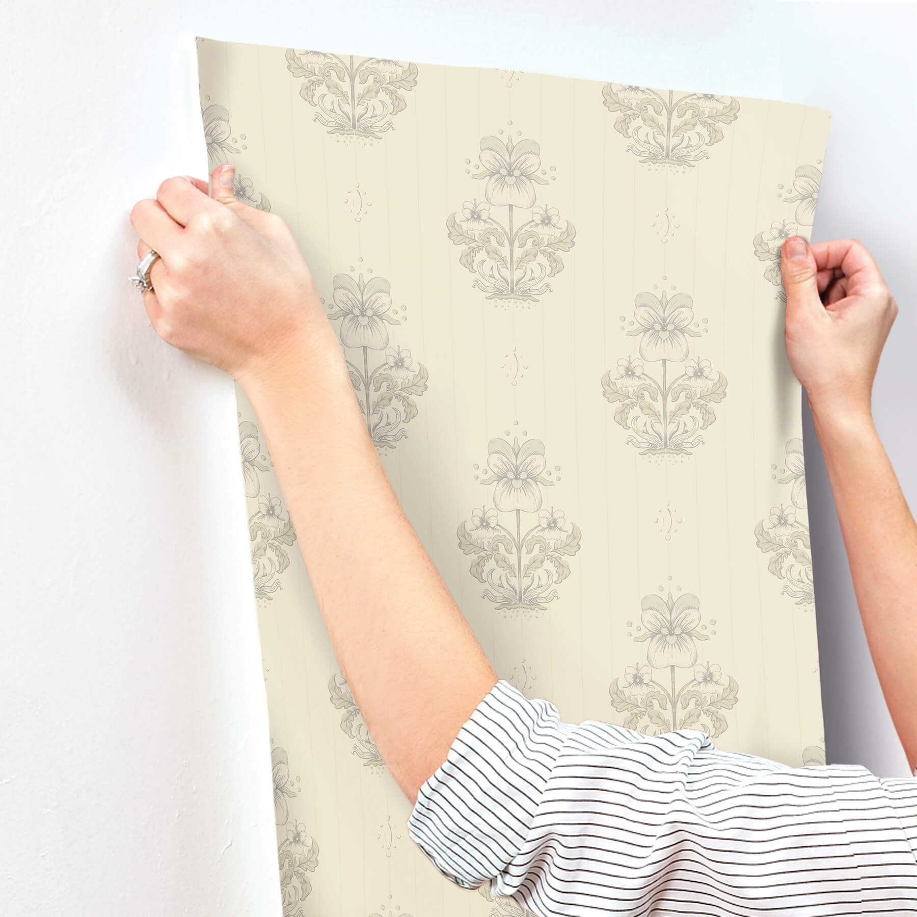gullvie-cream-pansies-wallpaper-york-wallcoverings-4201-48006 - York Wallcoverings Papel pintado