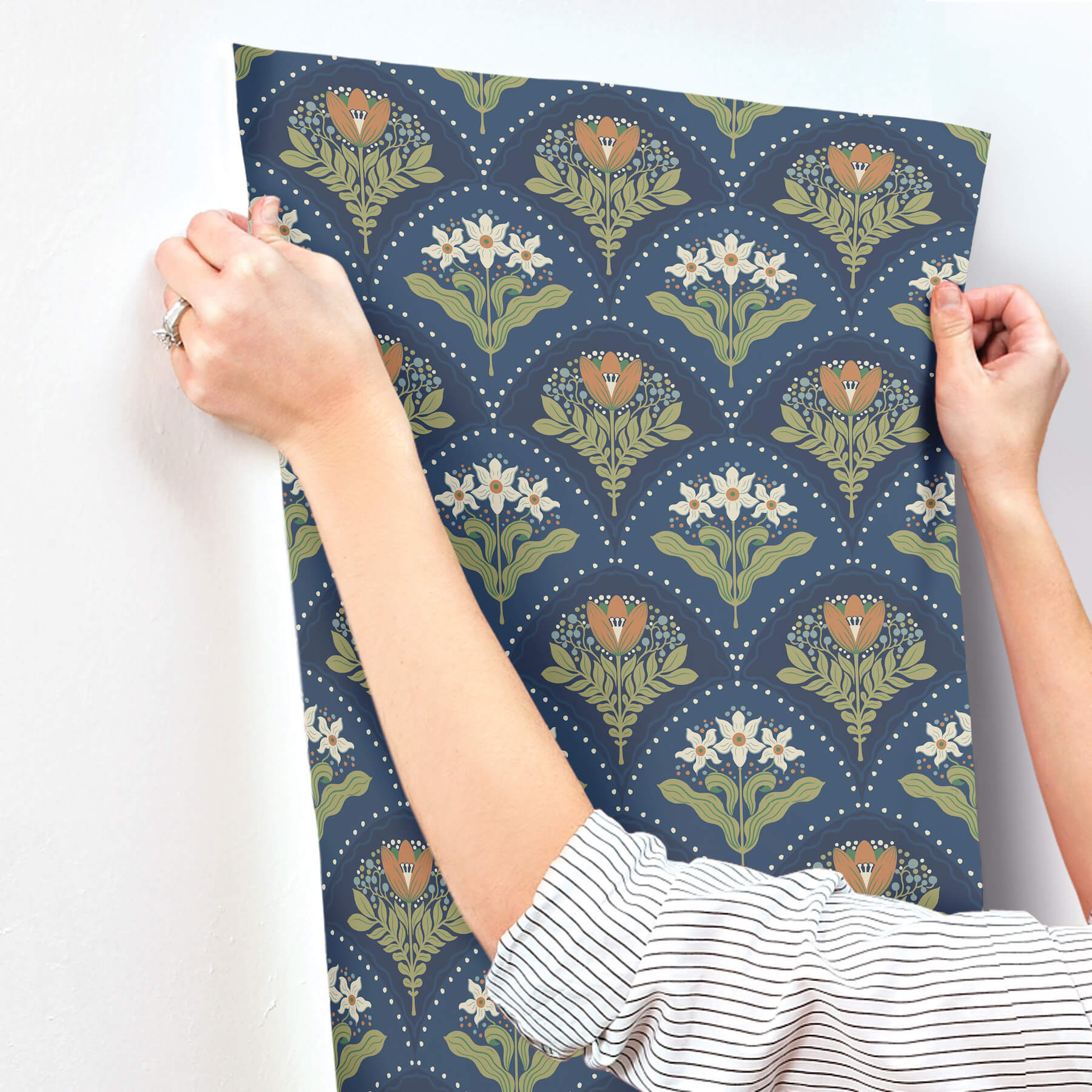 maj-navy-floral-damask-wallpaper-york-wallcoverings-4201-48018 - York Wallcoverings Papel pintado