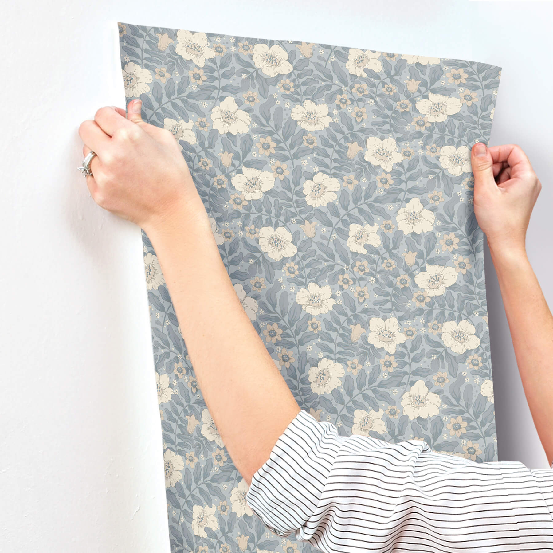 maggan-blue-floral-trail-wallpaper-york-wallcoverings-4201-48023 - York Wallcoverings Papel pintado