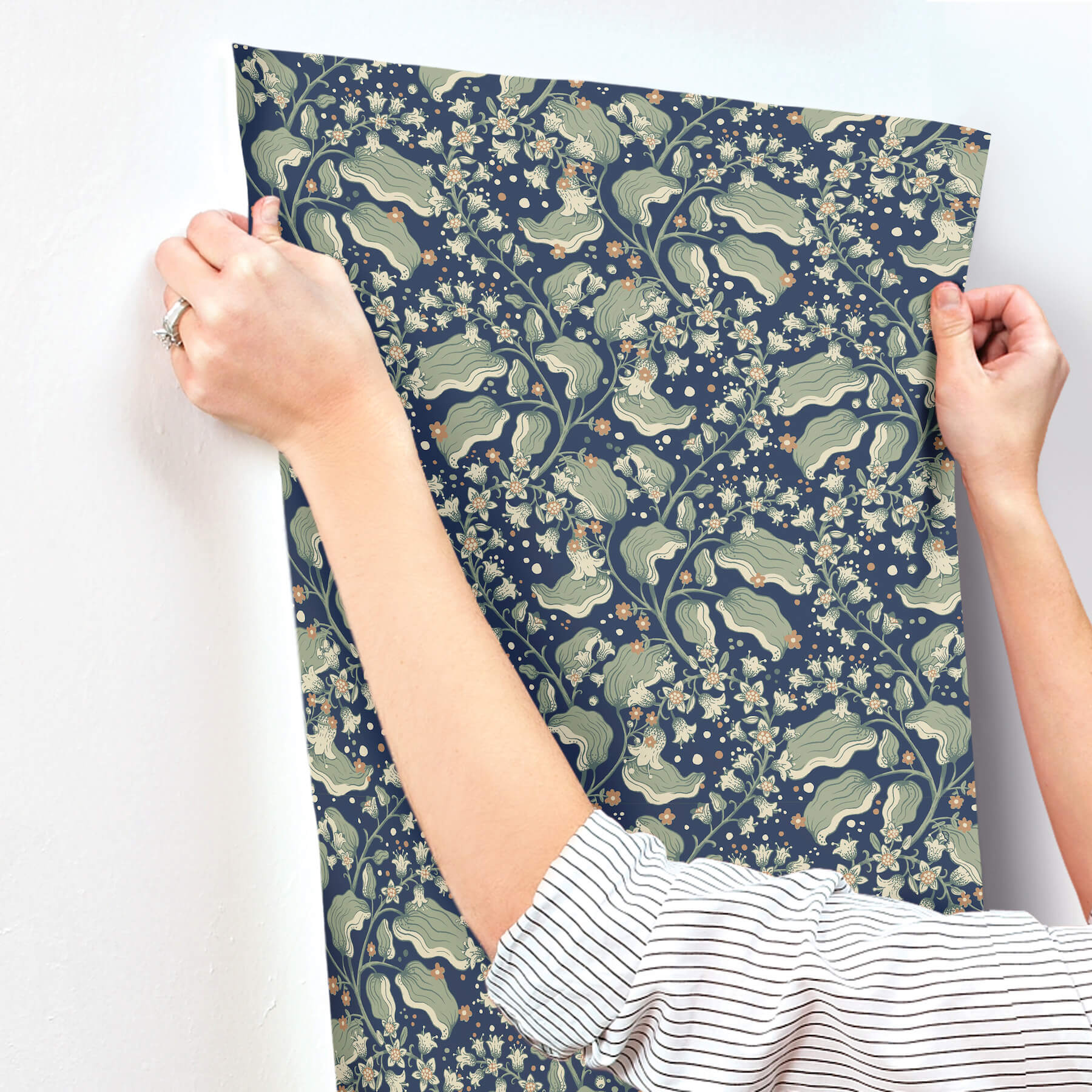 syren-navy-dainty-floral-wallpaper-york-wallcoverings-4201-48027 - York Wallcoverings Papel pintado