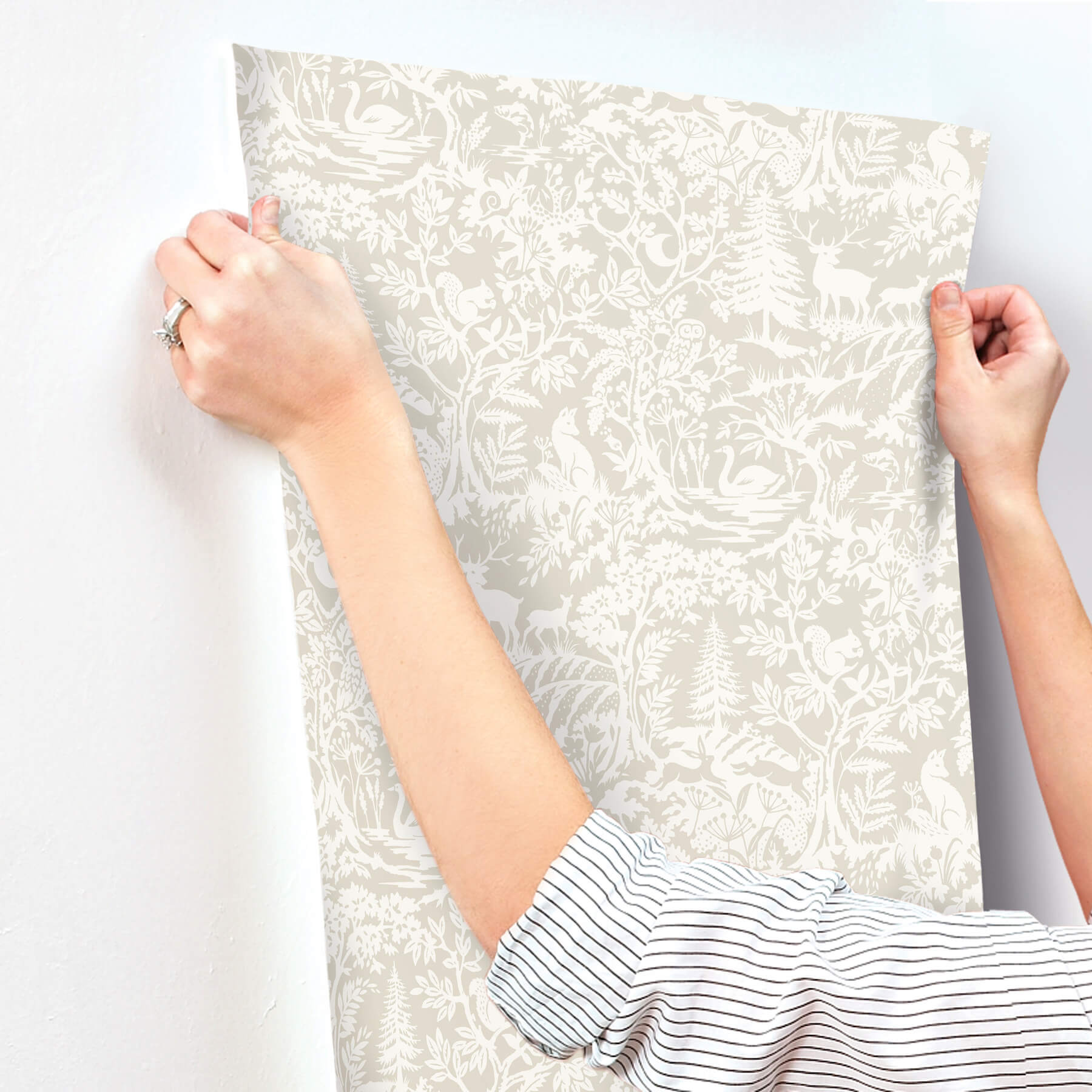 alrick-taupe-forest-venture-wallpaper-york-wallcoverings-3125-72325 - York Wallcoverings Papel pintado