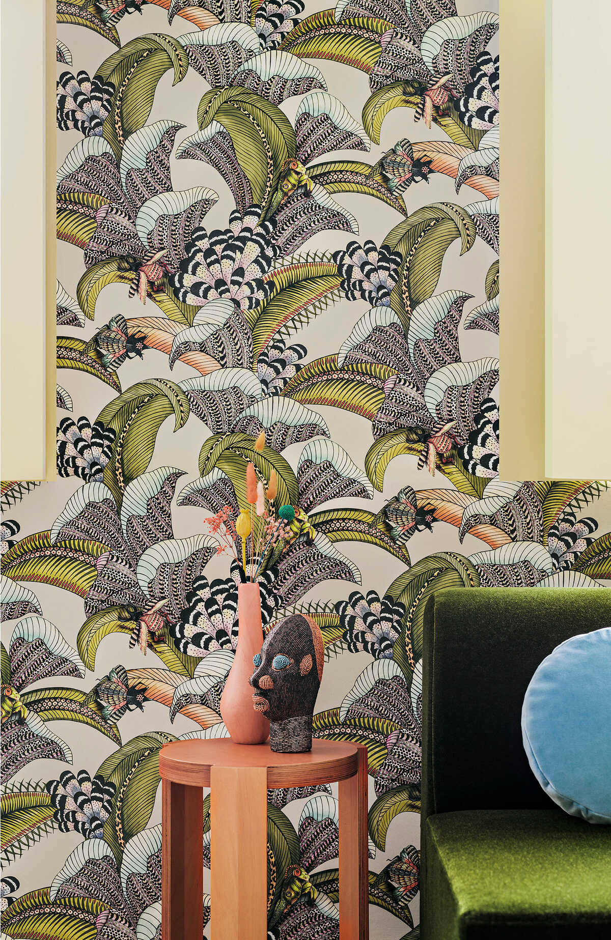 Hoopoe Leaves - Olive/Chart/Fuchsia On Cream - COLE & SON Wallpaper