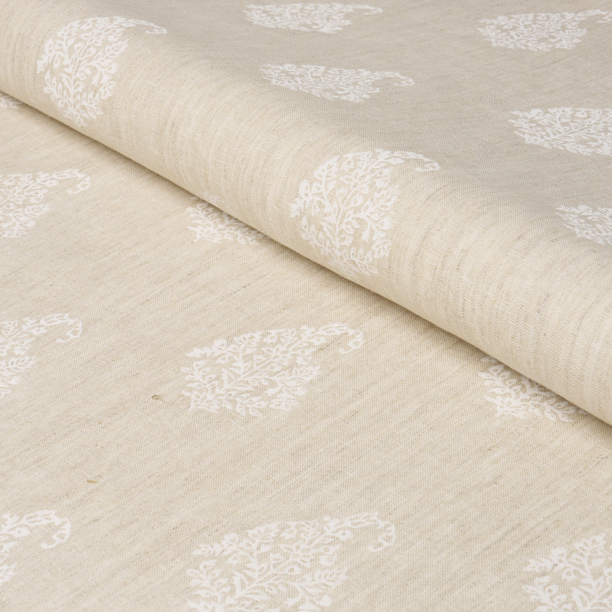KERALA-PAISLEY-WHITE-ON-NEUTRAL-SCHUMACHER-181350 - Schumacher Tela