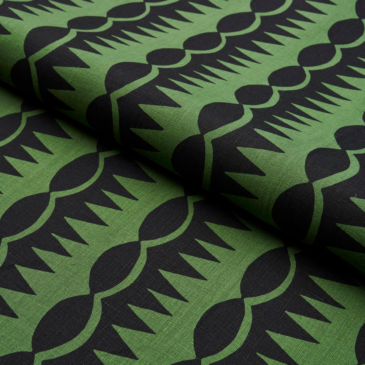DAGGER-STRIPE-BLACK-ON-GREEN-SCHUMACHER-181532 - Schumacher Tela