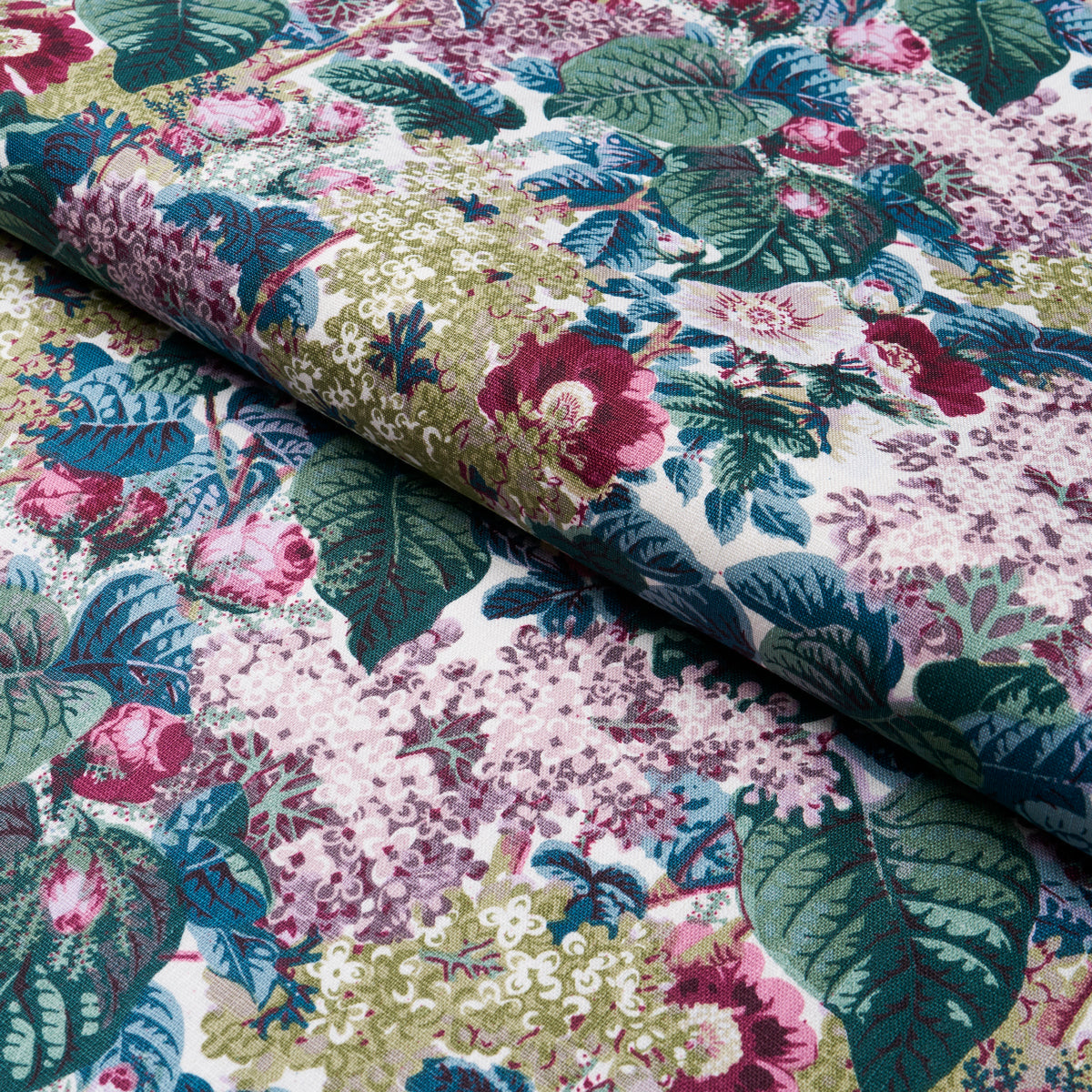 FLORAS-FLEURS-PLUM-SCHUMACHER-181870 - Schumacher Fabric