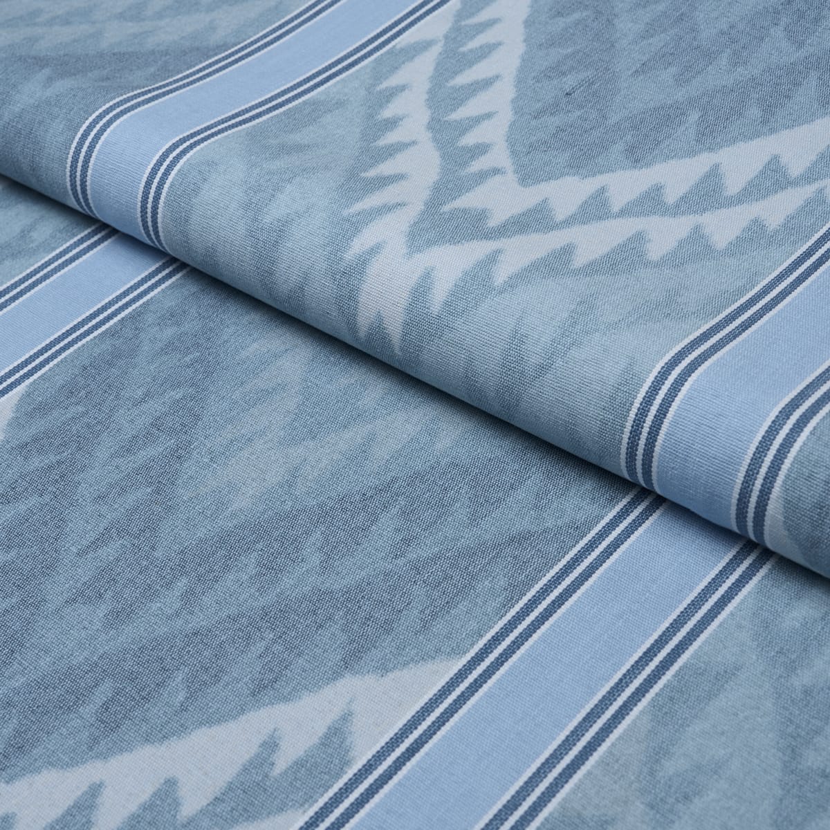 SHABBA-WARP-PRINT-BLUES-SCHUMACHER-182771 - Schumacher Fabric