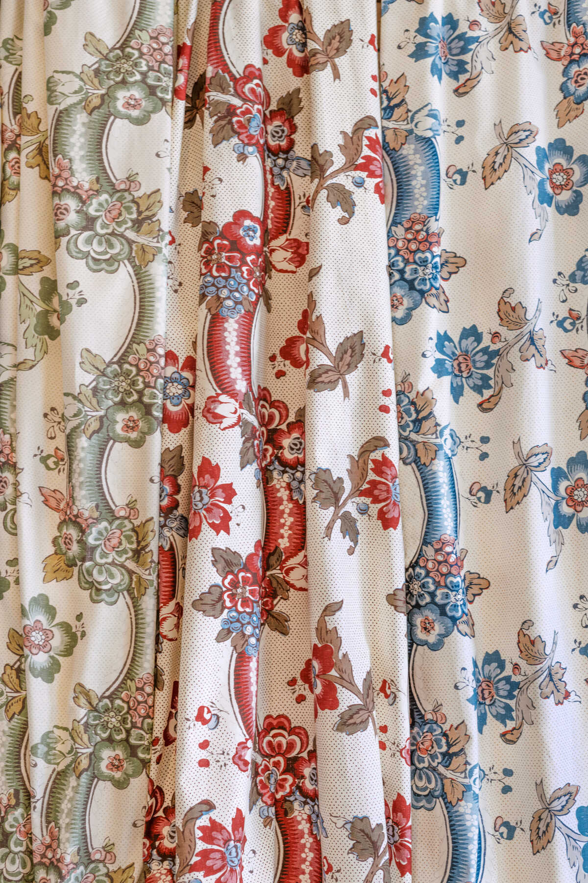 Benday Print - Green/Rose - LEE JOFA Tela