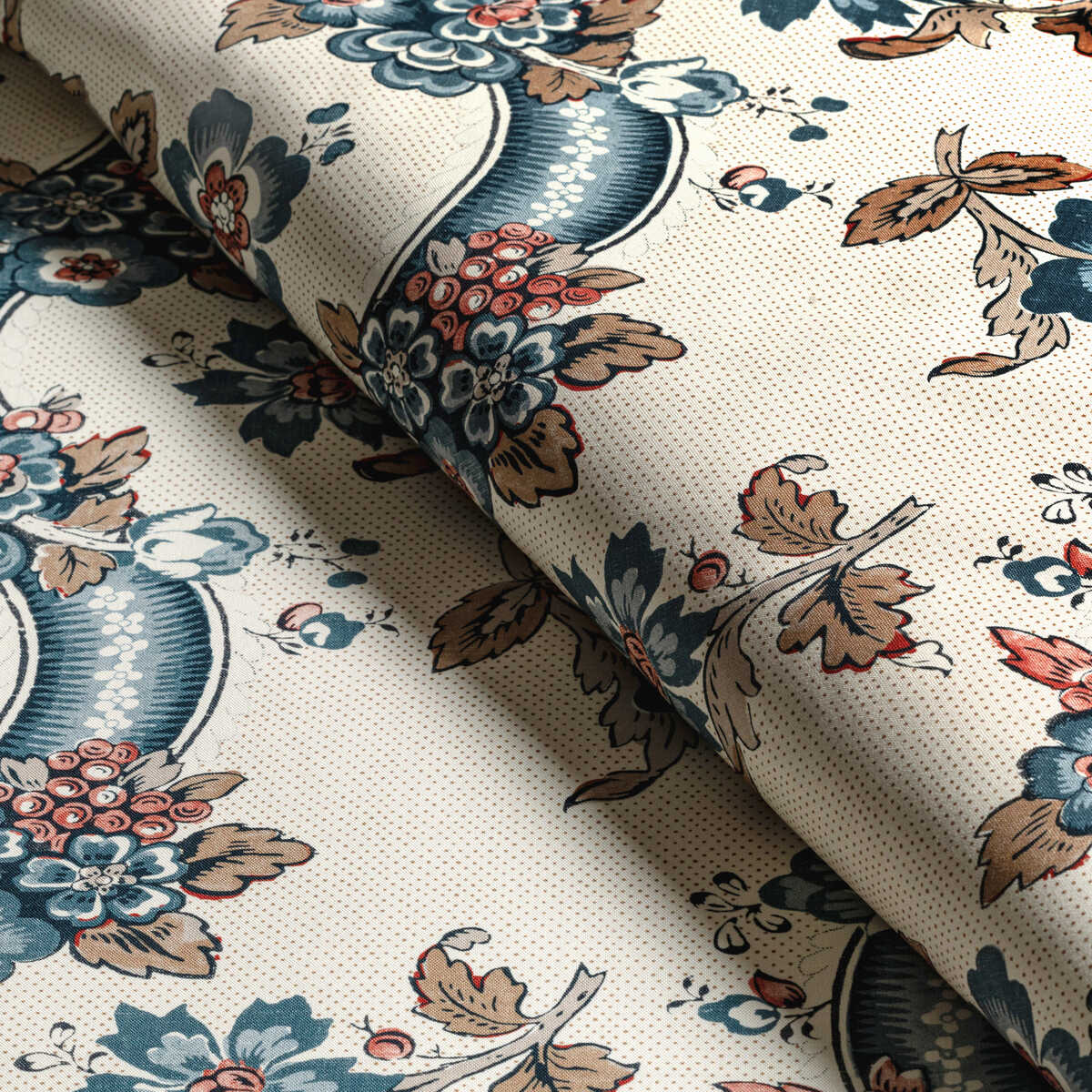 Benday Print - Denim/Berry - LEE JOFA Tela