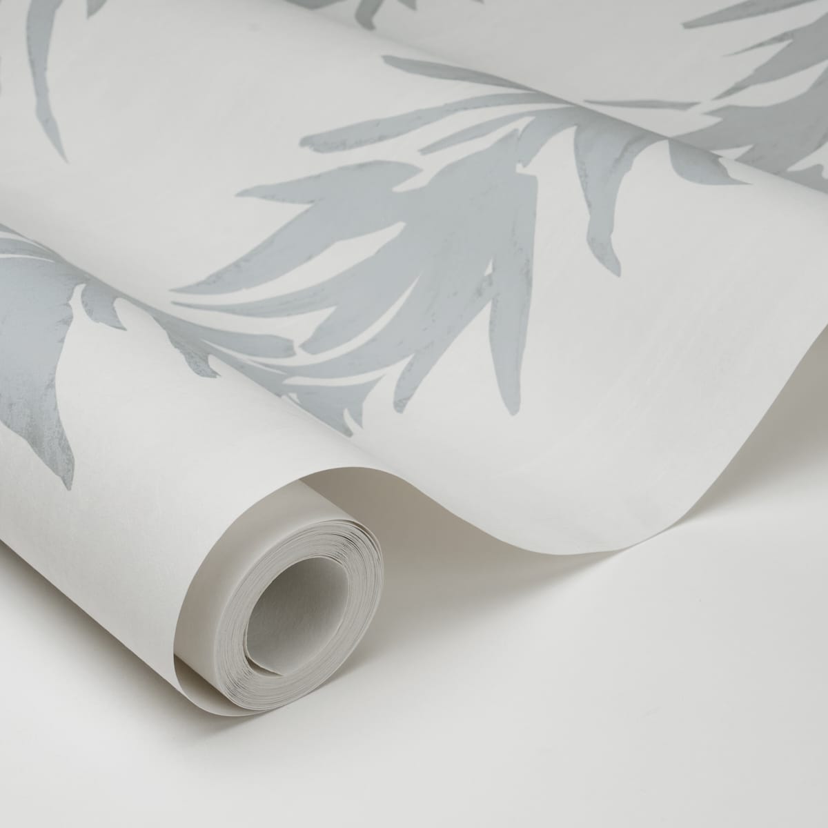 WHITE-LOTUS-COOL-GRAY-SCHUMACHER-5013667 - Schumacher Wallpaper