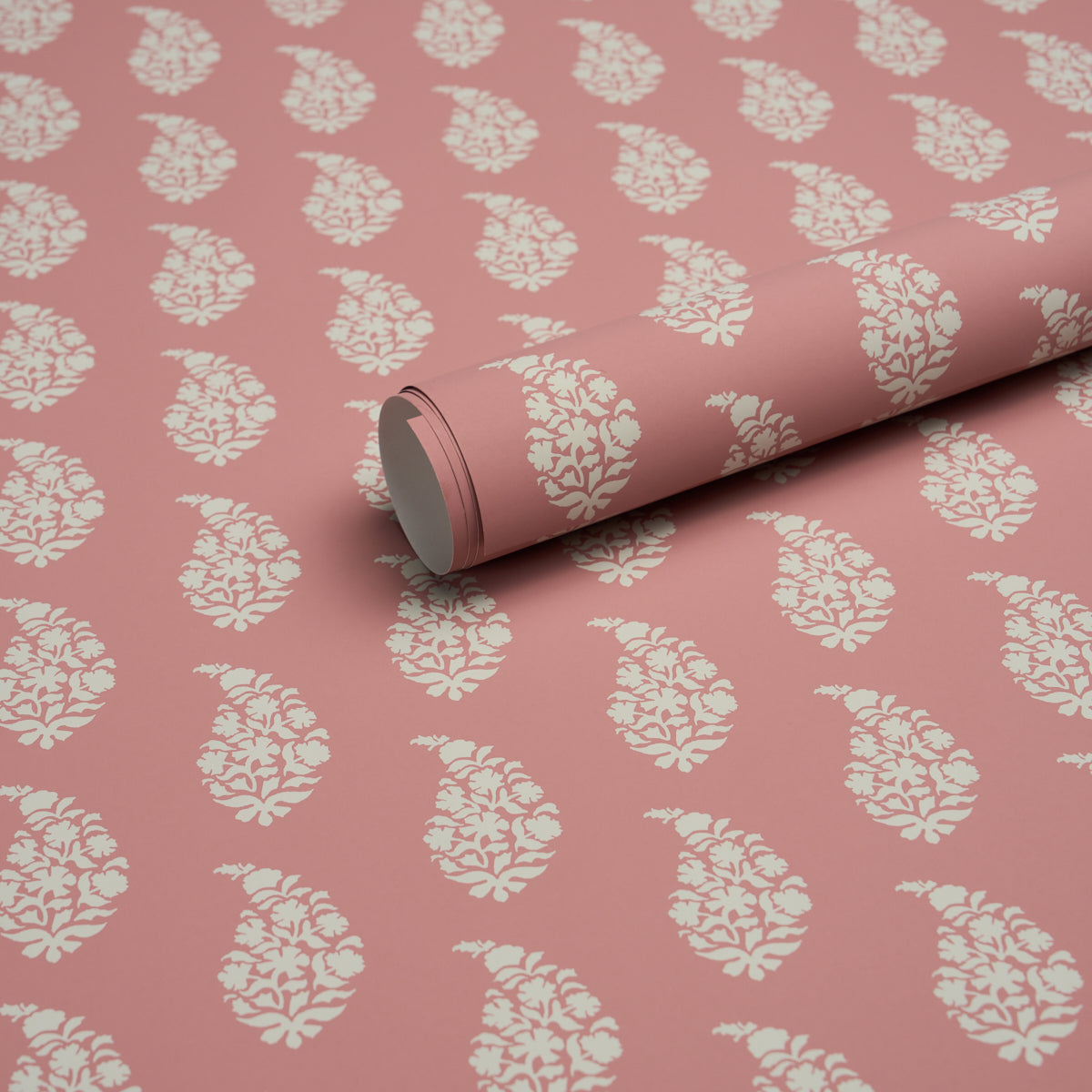 Schumacher Kaia Paisley wallpaper in Pink, 5018490 — view 5 - Schumacher Wallpaper
