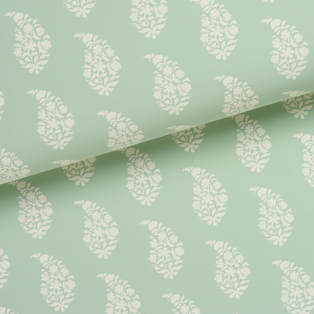 Schumacher Kaia Paisley wallpaper in Celadon, 5018491 — view 4 - Schumacher Wallpaper